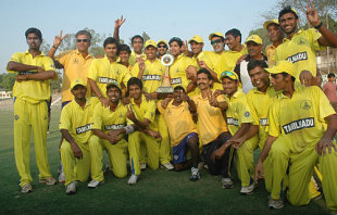 The Tamil Nadu squad poses with the Vijay Hazare Trophy after beating Bengal by 66 runs in Agartala © ESPNcricinfo Ltd