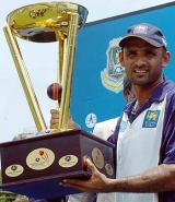 Marvan Atapattu with the trophy after Sri Lanka beat Bangladesh 2-0 in the Test series © AFP
