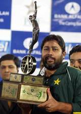Inzamam-ul-Haq's Pakistan lost the final ODI against England, but won the series 3-2 © AFP