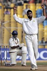 Harbhajan Singh celebrates after bowling out Muttiah Muralitharan on the final day © AFP