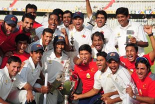 The victorious Mumbai team poses with the Ranji Trophy after they beat Uttar Pradesh by 243 runs in the final in Hyderabad © ESPNcricinfo Ltd