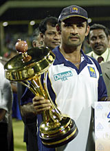 Marvan Atapattu holding the trophy after Sri Lanka beat India in the finals of the Asia Cup in 2004 © AFP